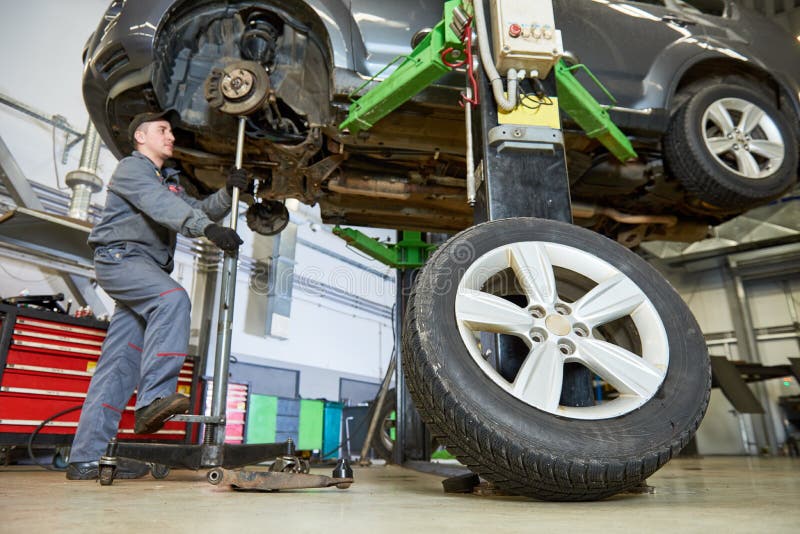 Servicio de reparación auto El mecánico trabaja con el coche imagen de archivo libre de regalías Servicio de reparación auto El mecánico trabaja con el coche imagen de archivo libre de regalías