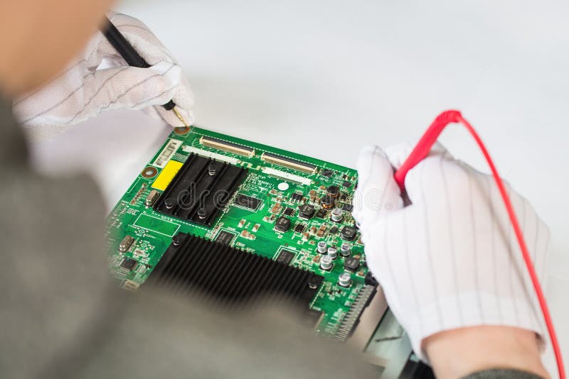 Servicio de reparación del ordenador, manos de la placa madre de la prueba de la tecnología del hombre con las herramientas imagen de archivo Servicio de reparación del ordenador, manos de la placa madre de la prueba de la tecnología del hombre con las herramientas imagen de archivo