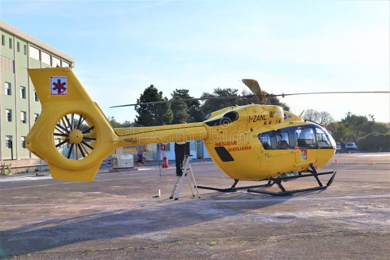 Servicio de rescate de aire Ambulancia a?rea del helic?ptero en helipuerto imagen de archivo Servicio de rescate de aire Ambulancia a?rea del helic?ptero en helipuerto imagen de archivo