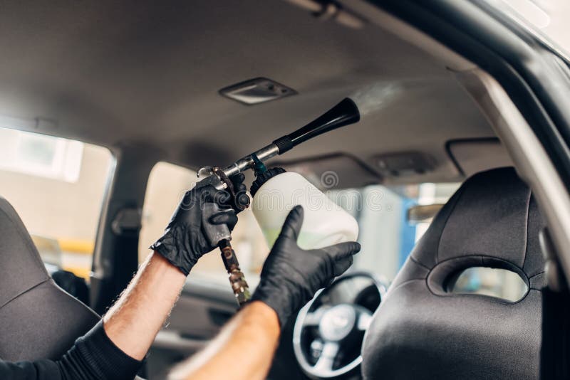 Limpieza En Seco Del Interior Del Coche Con El Limpiador Del Vapor Imagen  de archivo - Imagen de detergente, hombre: 136609271