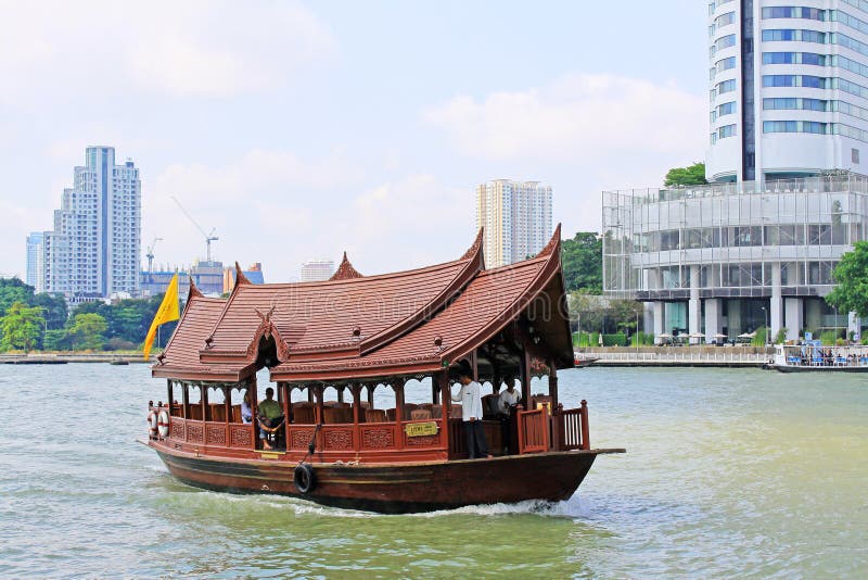 Servicios del barco en Chao Praya River, Bangkok, Tailandia foto de archivo Servicios del barco en Chao Praya River, Bangkok, Tailandia foto de archivo
