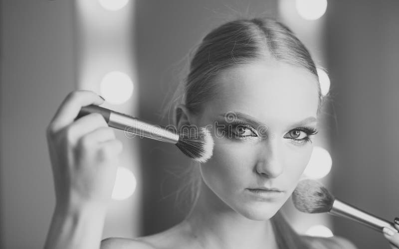 Servicios del maquillaje Cosméticos de Skincare para la piel de la chica joven Skincare y maquillaje para la belleza de la mujer imagen de archivo libre de regalías Servicios del maquillaje Cosméticos de Skincare para la piel de la chica joven Skincare y maquillaje para la belleza de la mujer imagen de archivo libre de regalías