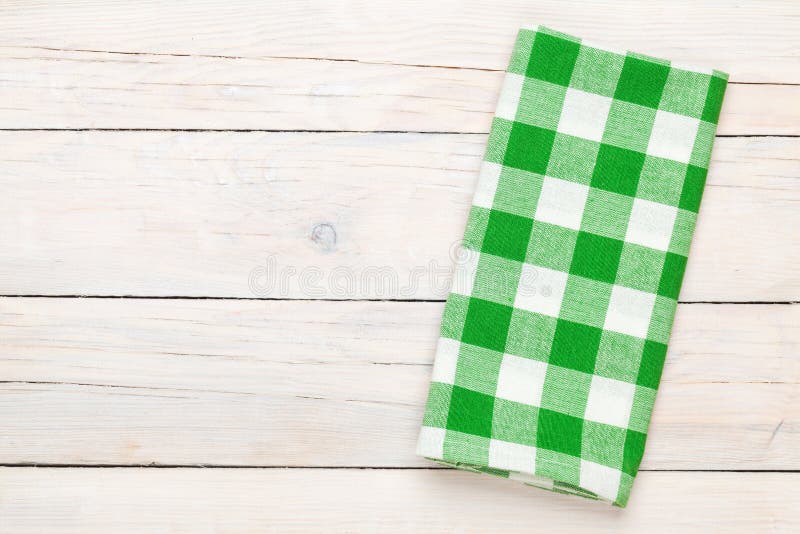 Serviette verte au-dessus de table de cuisine en bois photo libre de droits Serviette verte au-dessus de table de cuisine en bois photo libre de droits