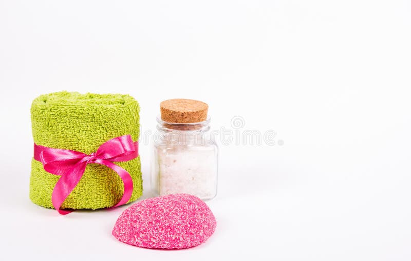 Serviette éponge, savon rose et sel de mer sur le fond blanc Concept de station thermale Concept romantique photos libres de droits Serviette éponge, savon rose et sel de mer sur le fond blanc Concept de station thermale Concept romantique photos libres de droits