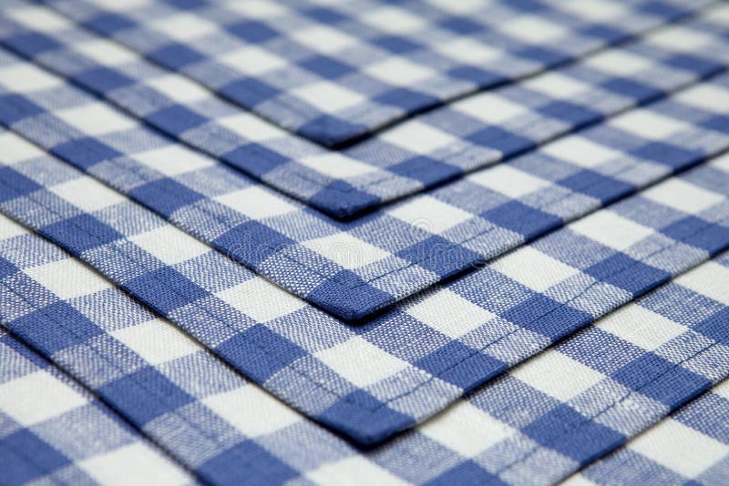 Servietten in blauer Käfig gezeichnetem Hintergrund stockfotos Servietten in blauer Käfig gezeichnetem Hintergrund stockfotos