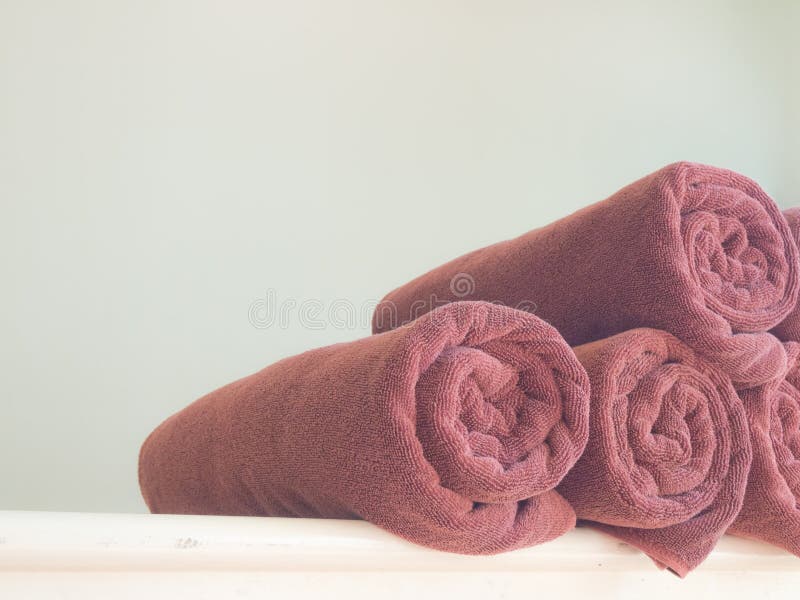 Download Serviettes brunes roulées image stock. Image du lumineux - 76082603