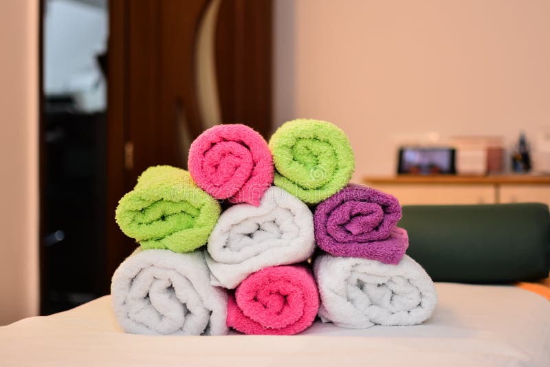 Table De Massage Dans La Chambre Vide Photo stock - Image du médical