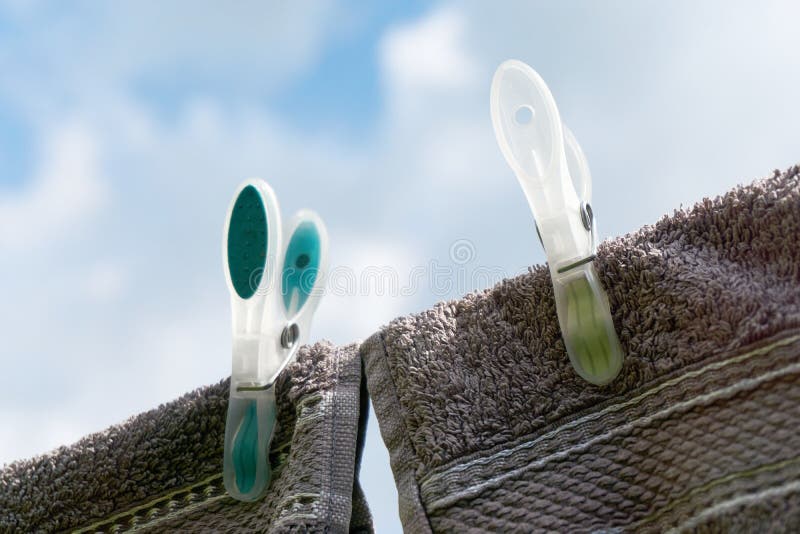 Serviettes foncées séchant sur une corde à linge avec des pinces à linge images libres de droits Serviettes foncées séchant sur une corde à linge avec des pinces à linge images libres de droits