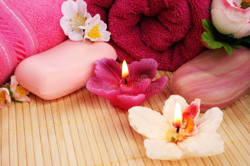 Serviettes, savons, fleurs, bougies image libre de droits Serviettes, savons, fleurs, bougies image libre de droits