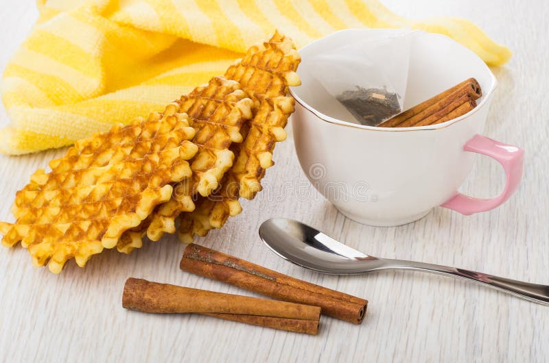 Servilleta, galletas, taza con el canela, bolsita de té, cuchara en la tabla fotos de archivo libres de regalías Servilleta, galletas, taza con el canela, bolsita de té, cuchara en la tabla fotos de archivo libres de regalías
