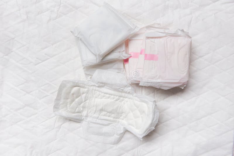 Servilleta sanitaria o cojín sanitario femenino - la higiene femenina significa las hojas absorbentes del producto del período de fotos de archivo libres de regalías Servilleta sanitaria o cojín sanitario femenino - la higiene femenina significa las hojas absorbentes del producto del período de fotos de archivo libres de regalías