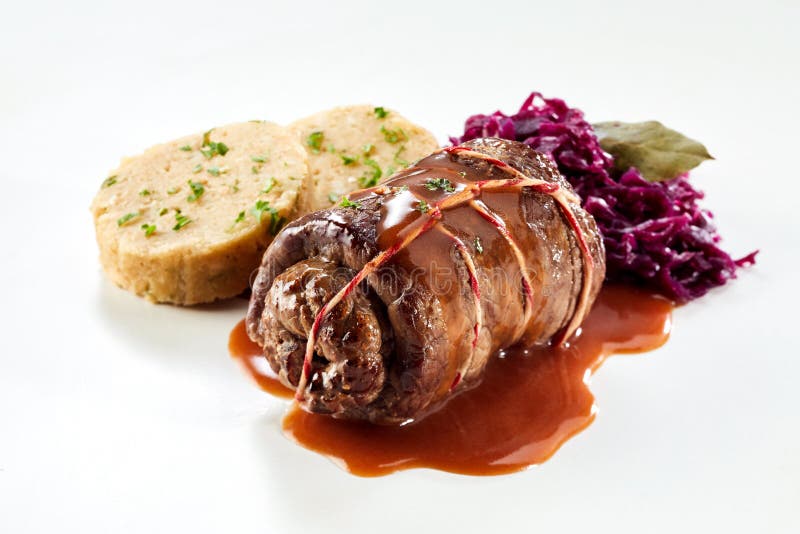 Servind o singură ruladă de vită cu varză roșie royalty free stock photography