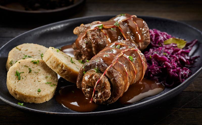 Servirea de roulade tradiționale de vită în sos stock images