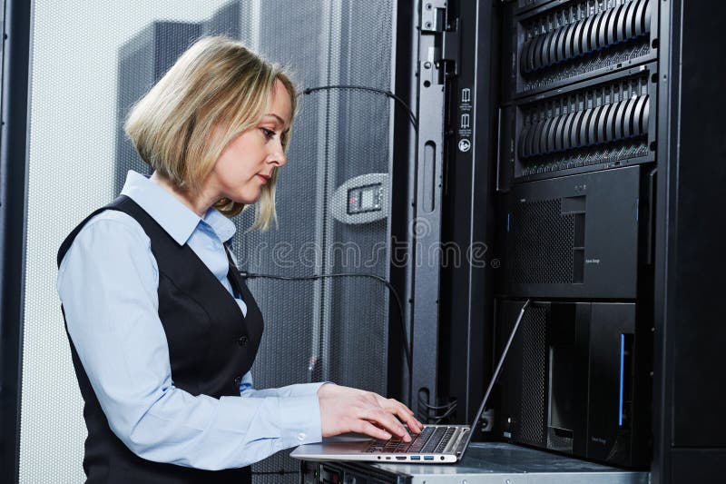 Servizio di stoccaggio della nuvola l'ingegnere femminile lavora con il computer portatile nel centro dati fotografia stock