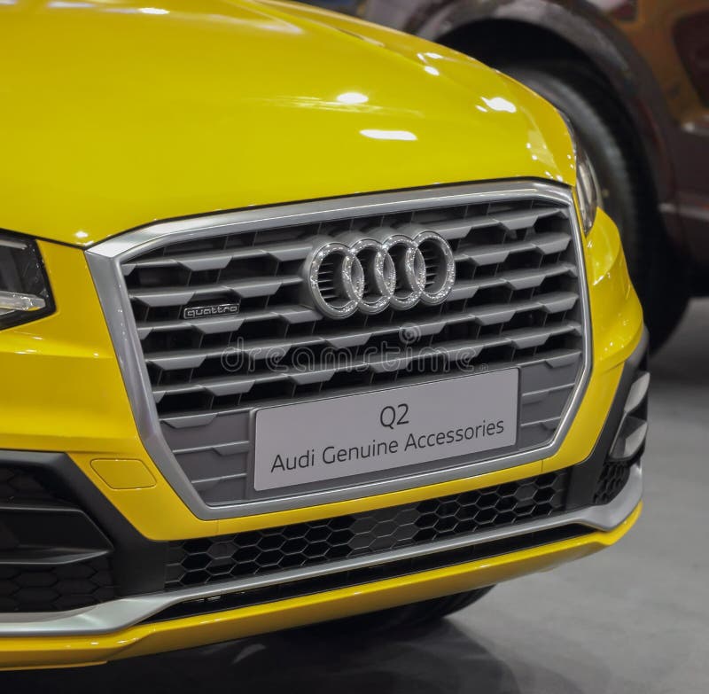 Servië; Belgrado; 2 april, 2017; Dichte omhooggaand van geel Audi Q2; stock fotografie Servië; Belgrado; 2 april, 2017; Dichte omhooggaand van geel Audi Q2; stock fotografie