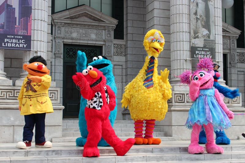 Sesame Street Characters Dancing in Universal Studios