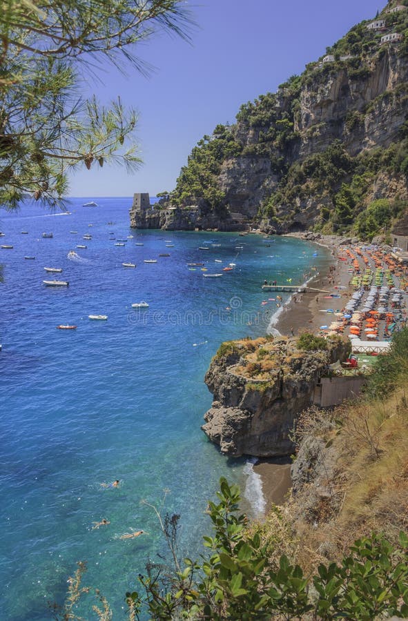 Sescape d'été : Côte Costiera Amalfitana d'Amalfi Les meilleures plages en Italie : Campanie de bord de la mer de Positano Plage photos stock Sescape d'été : Côte Costiera Amalfitana d'Amalfi Les meilleures plages en Italie : Campanie de bord de la mer de Positano Plage photos stock