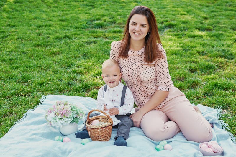 Sesión De Fotos Familiares De Mamá Y Bebé Para Pascua En El Parque, Al Lado Hay Una Canasta Con Huevos Y Un Conejo De Pascua Imagen de archivo - Imagen de hierba, Sesión De Fotos Familiares De Mamá Y Bebé Para Pascua En El Parque, Al Lado Hay Una Canasta Con Huevos Y Un Conejo De Pascua Imagen De Archivo - Imagen De Hierba,