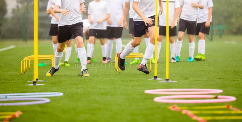 Jogador De Futebol Do Menino No Treinamento Jogadores De Futebol Novos Na  Sess?o De Pr?tica Foto de Stock - Imagem de playground, passo: 146862874