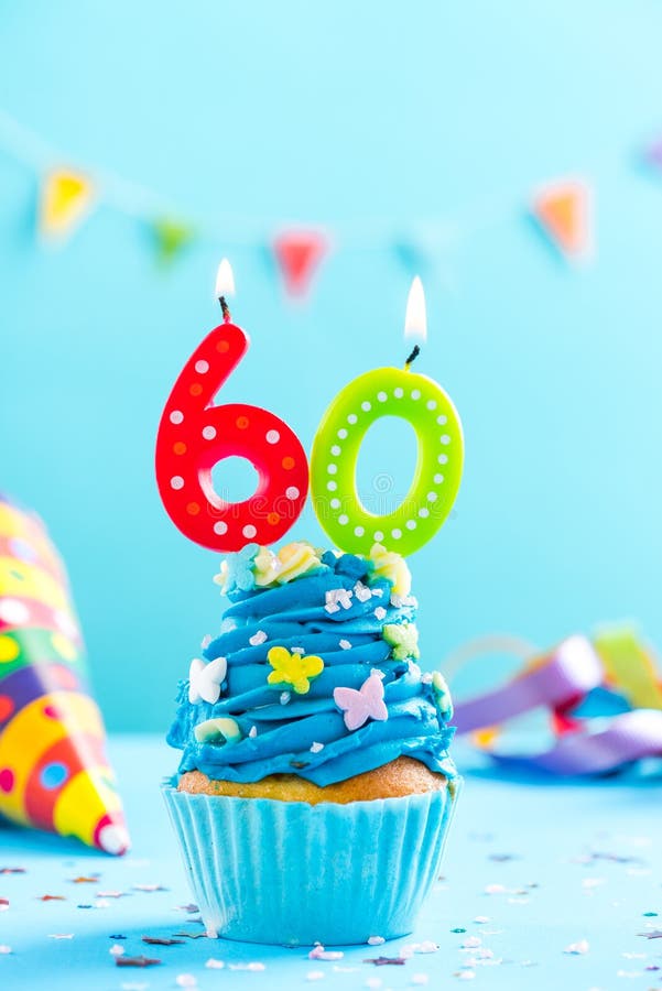 Sessantesimo Dolce Del Muffin Di Compleanno Con Le Candele ... Sessantesimo Dolce Del Muffin Di Compleanno Con Le Candele ...