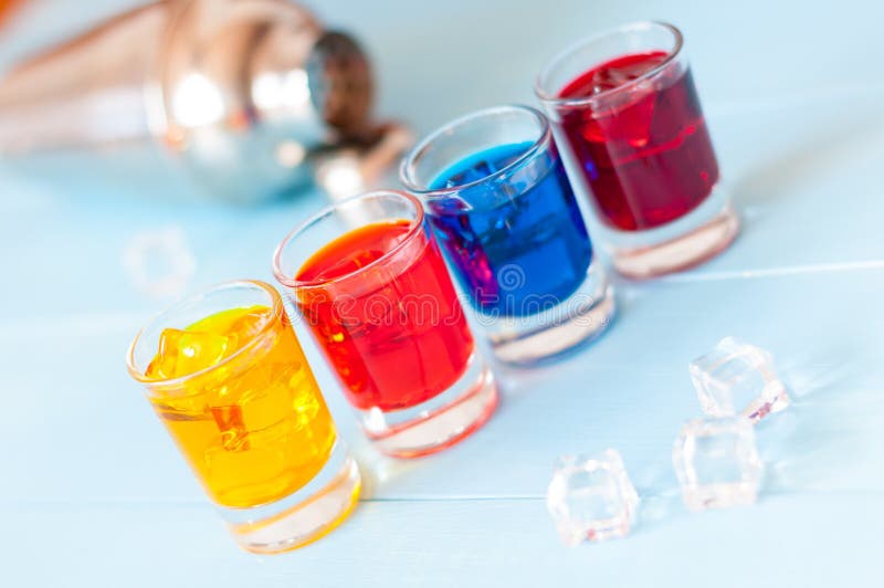 Set alkoholiczni koktajle z metalu potrząsaczem dalej obrazy stock Set alkoholiczni koktajle z metalu potrząsaczem dalej obrazy stock