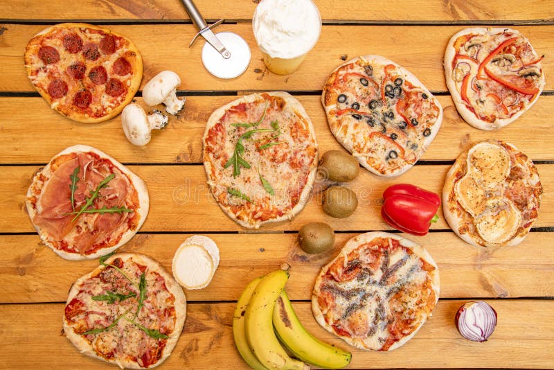 Тако пицца коза. Pizza quattro formaggi on Wood Table.