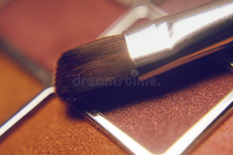 Set Augenschatten Bilden Sie Produkte Make-upbürsten und bunte, helle Palette von Schatten stockfotos Set Augenschatten Bilden Sie Produkte Make-upbürsten und bunte, helle Palette von Schatten stockfotos