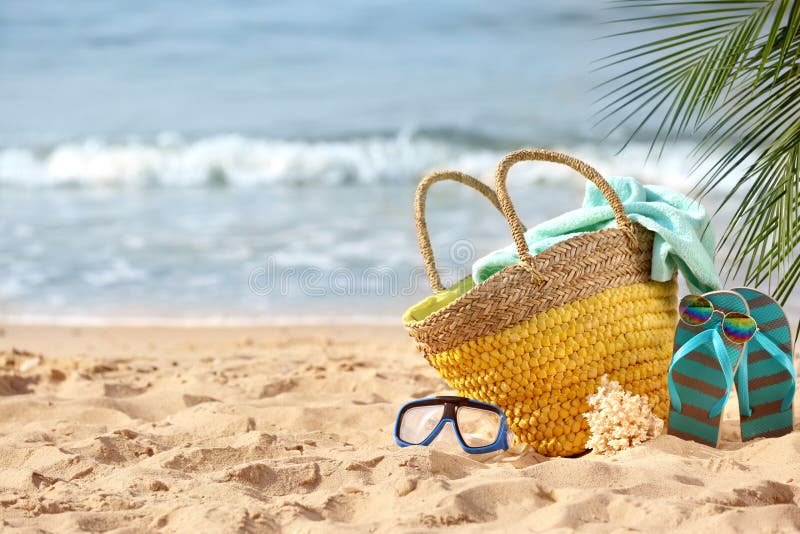 Какие предметы на пляже. Пляжный набор для песка. Пляжный набор с купальником на песке. Пляжный набор. Beach items.