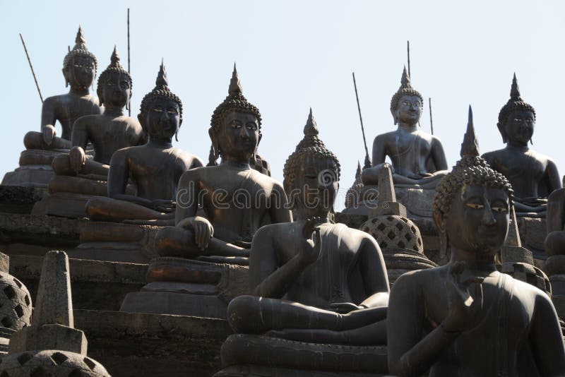 Set Buddha statuy i mali stupas w Gangaramaya świątyni, Kolombo Gangaramaya jest znacząco Buddyjscy centrów kłamstwa na ed zdjęcia stock Set Buddha statuy i mali stupas w Gangaramaya świątyni, Kolombo Gangaramaya jest znacząco Buddyjscy centrów kłamstwa na ed zdjęcia stock