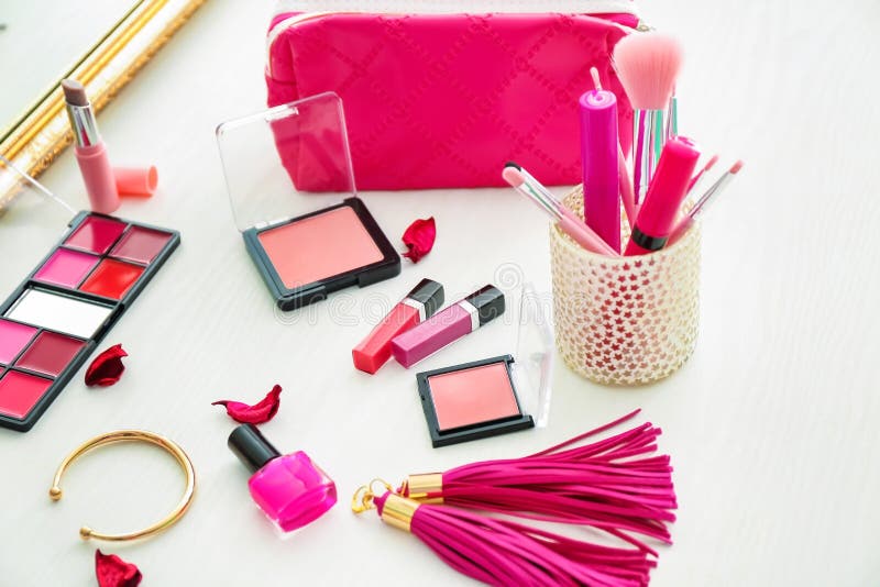 содержимое косметического набора на столе