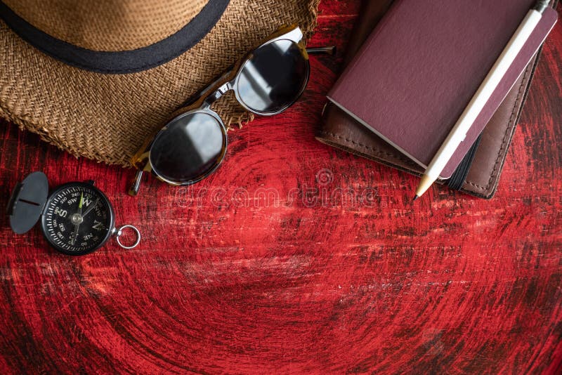 Set de ochelari de soare pentru notebook-uri pentru pașaport și creion alb pe masă rotundă din lemn rustic roșu în apropierea fere royalty free stock photos
