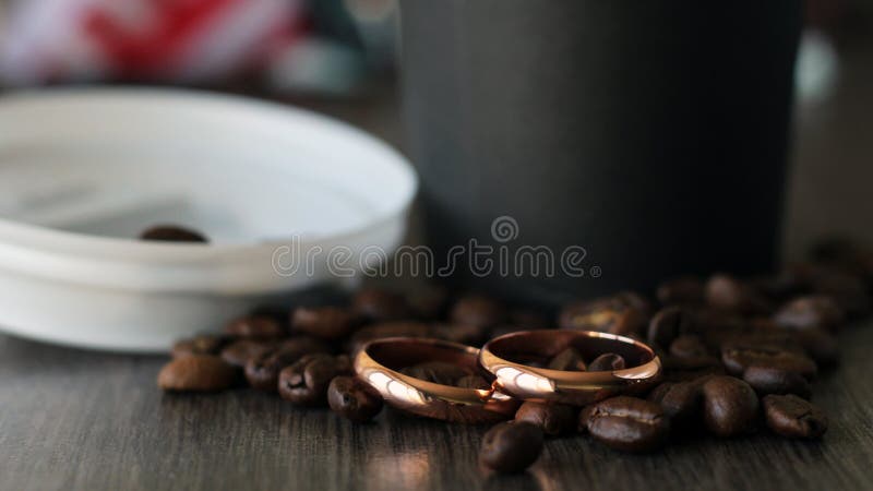 Set di anelli di nozze sui chicchi di caffè fotografie stock libere da diritti