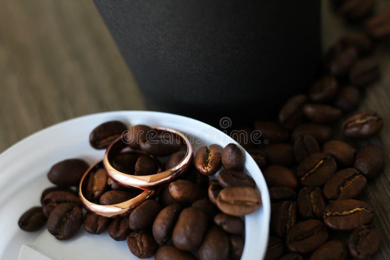 Set di anelli di nozze sui chicchi di caffè fotografie stock libere da diritti
