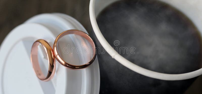 Set di anelli di nozze sui chicchi di caffè immagine stock
