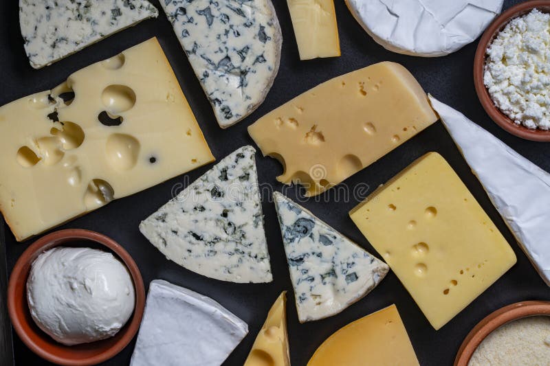 Set di formaggi diversi nella vista superiore di chiusura di sfondo della tabella. Vari tipi di formaggio immagini stock libere da diritti