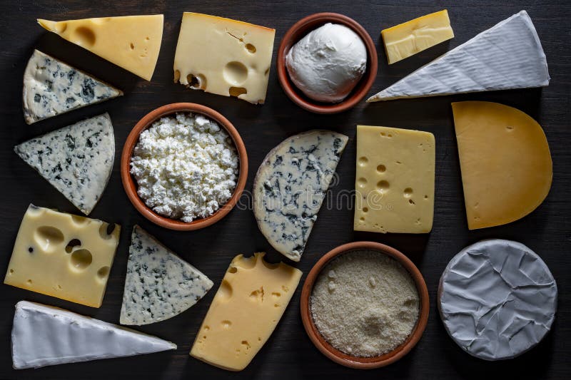 Set di formaggi diversi nella vista superiore di chiusura di sfondo della tabella. Vari tipi di formaggio immagini stock libere da diritti