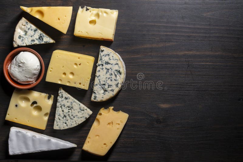Set di formaggi diversi su tavole di legno chiusura vista sopra spazio. Vari tipi di formaggio immagini stock