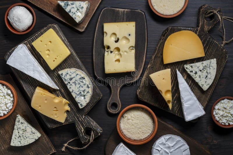 Set di formaggi diversi su tavolette di taglio in legno con vista superiore. Vari tipi di formaggio fotografia stock libera da diritti
