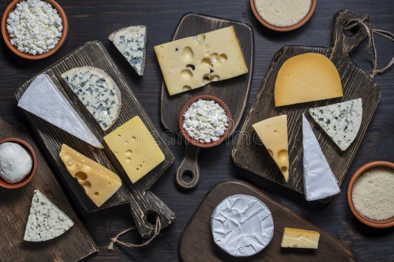 Set di formaggi diversi su tavolette di taglio in legno con vista superiore. Vari tipi di formaggio immagine stock libera da diritti