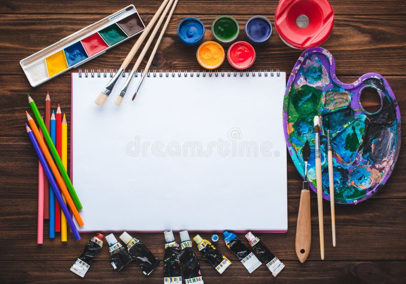 Set farby, ołówki, narzędzia dla malować i pusty biały papier, zdjęcie stock Set farby, ołówki, narzędzia dla malować i pusty biały papier, zdjęcie stock