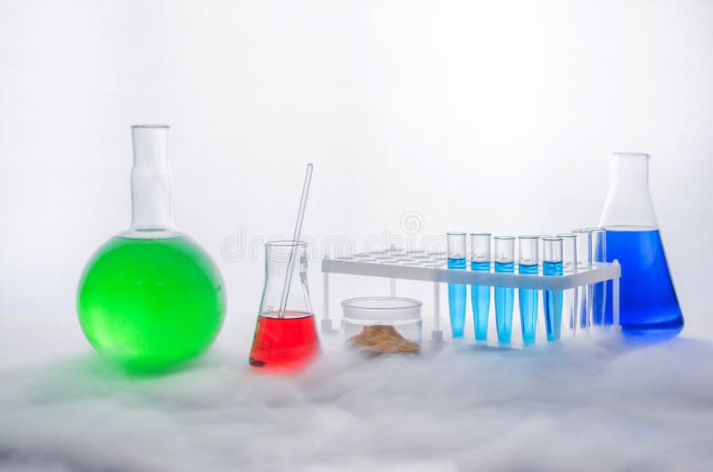 Set laborancki glassware na białym tle reakcja chemiczna Chemiczny eksperyment z uwolnieniem kontrpara zdjęcie stock Set laborancki glassware na białym tle reakcja chemiczna Chemiczny eksperyment z uwolnieniem kontrpara zdjęcie stock