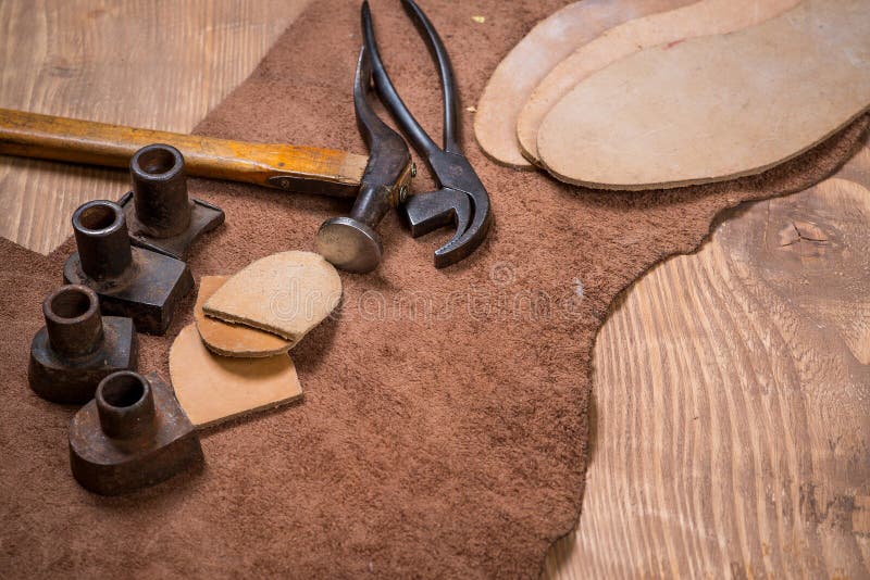 Un conjunto compuesto por piel vasos herramientas sobre el de madera.