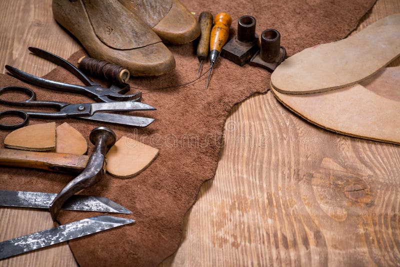 Un conjunto compuesto por piel vasos herramientas sobre el de madera.