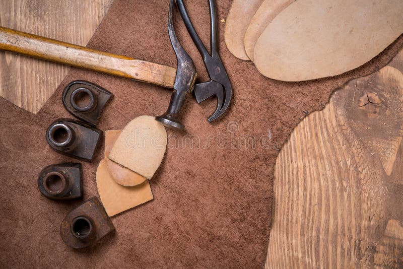 Un conjunto compuesto por piel vasos herramientas sobre el de madera.