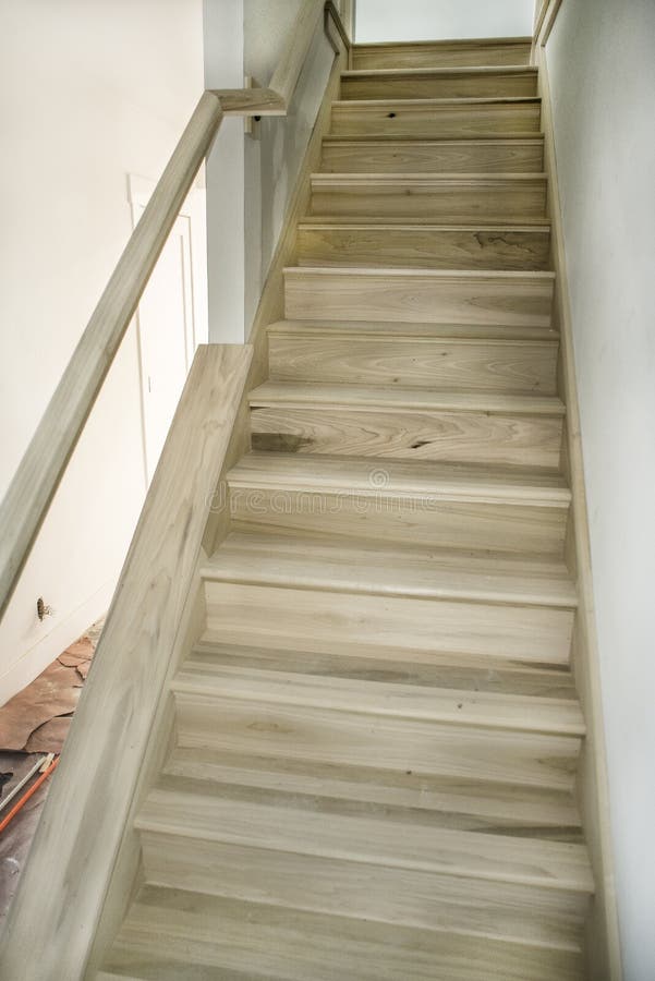 Set niedawno budujący nagiego drewna topolowi schodki podczas domu przemodelowywa, unpainted, niedokończony