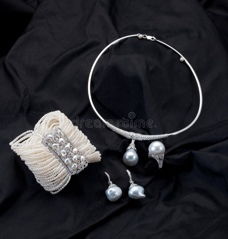 Set of pearl jewelry