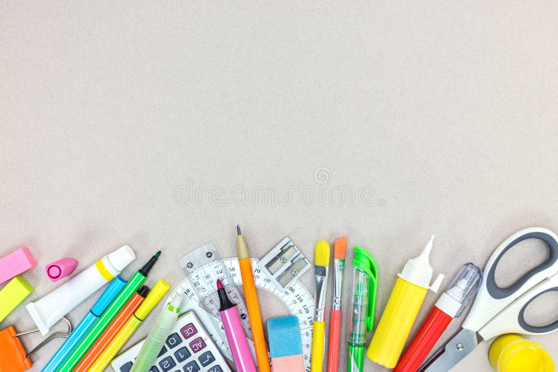 Set różne szkolne dostawy dla dzieciaków na popielatej biurko powierzchni zdjęcie stock Set różne szkolne dostawy dla dzieciaków na popielatej biurko powierzchni zdjęcie stock