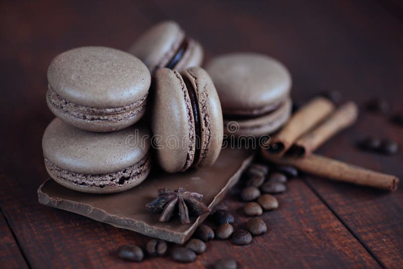 Set różni francuscy ciastek macaroons z kawowymi fasolami na drewnianym tle zbliżenie Kawa, czekolada smaki zdjęcia stock Set różni francuscy ciastek macaroons z kawowymi fasolami na drewnianym tle zbliżenie Kawa, czekolada smaki zdjęcia stock