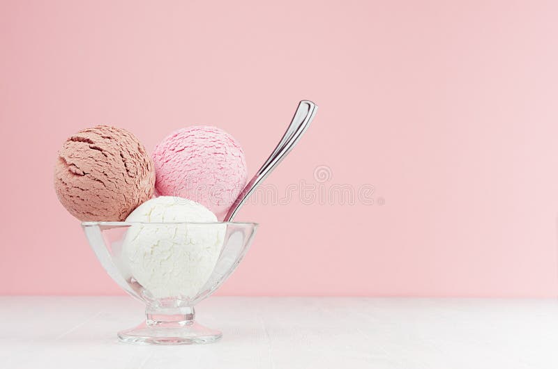 Set waniliowy lody łyżkuje różnego smak - truskawka, czekolada, śmietankowa w eleganckim pucharze z srebną łyżką w menchiach fotografia stock Set waniliowy lody łyżkuje różnego smak - truskawka, czekolada, śmietankowa w eleganckim pucharze z srebną łyżką w menchiach fotografia stock