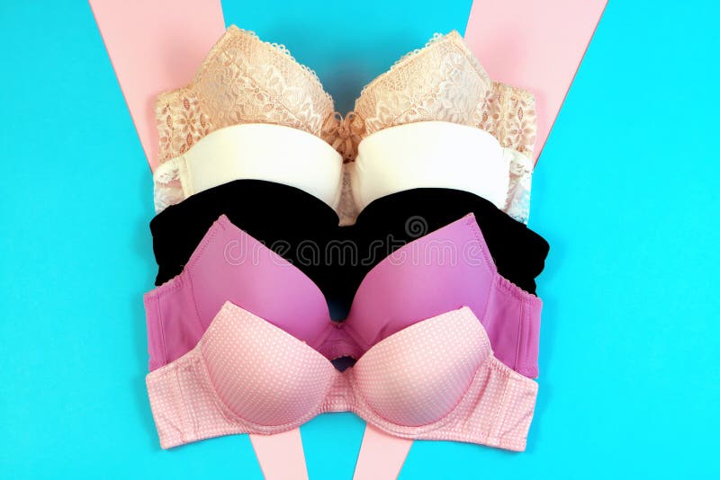 https://thumbs.dreamstime.com/b/set-women-s-bra-blue-background-underwear-fashion-concept-basic-lingerie-flatly-top-view-many-196610593.jpg